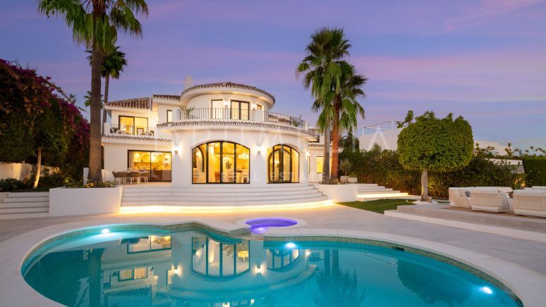 Faszinierendes luxuriöses Familienhaus im mediterranen Stil in schöner Lage von Aloha, Nueva Andalucia.
