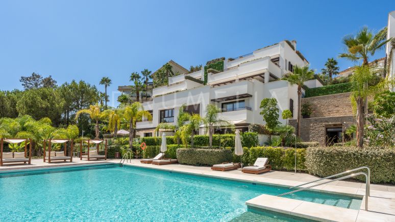 Penthouse duplex contemporain et luxueux dans le quartier exclusif de Lomas del Rey, sur le Golden Mile de Marbella.