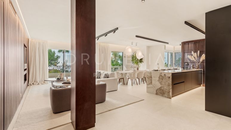 Volledig gerenoveerd luxueus appartement met panoramisch zeezicht in Altos Reales, Marbella Golden Mile