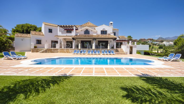 Villa de estilo andaluz con lujosas comodidades en venta en Cancelada, Estepona