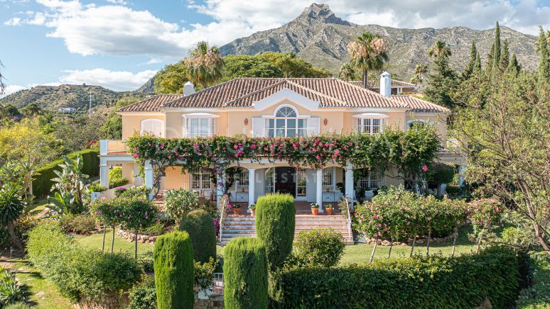 Clásica y elegante villa de alto standing con vistas panorámicas al mar en venta en la Milla de Oro de Marbella