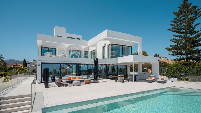 Prachtige gloednieuwe moderne villa met luxe voorzieningen in het mooie Altos del Paraiso, Benahavis