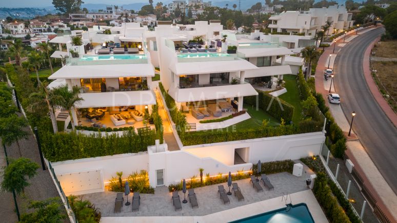 Spectaculaire nieuwe moderne halfvrijstaande villa in Nueva Andalucia, Marbella