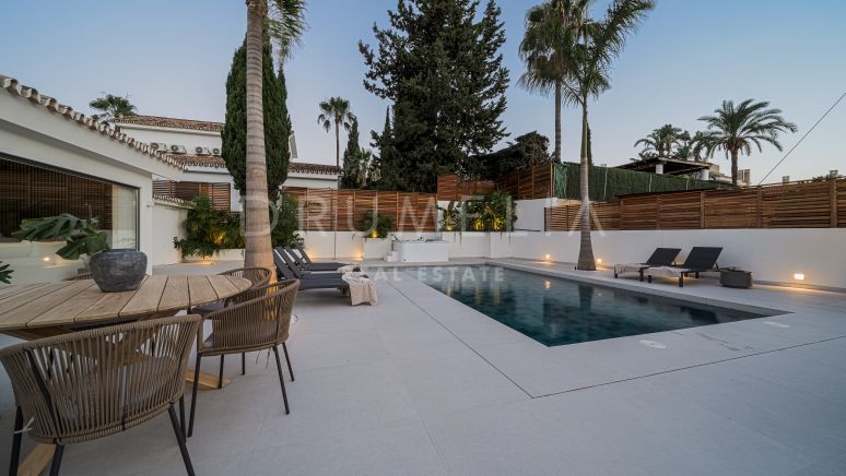 Schitterende volledig gerenoveerde luxe villa met uitzicht op de bergen in Nueva Andalucia