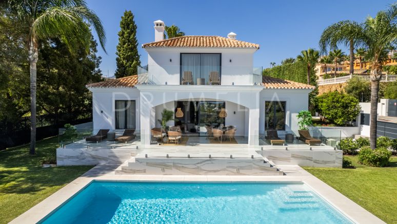 Preciosa villa de estilo mediterráneo reformada con vistas al mar en El Paraíso, Estepona