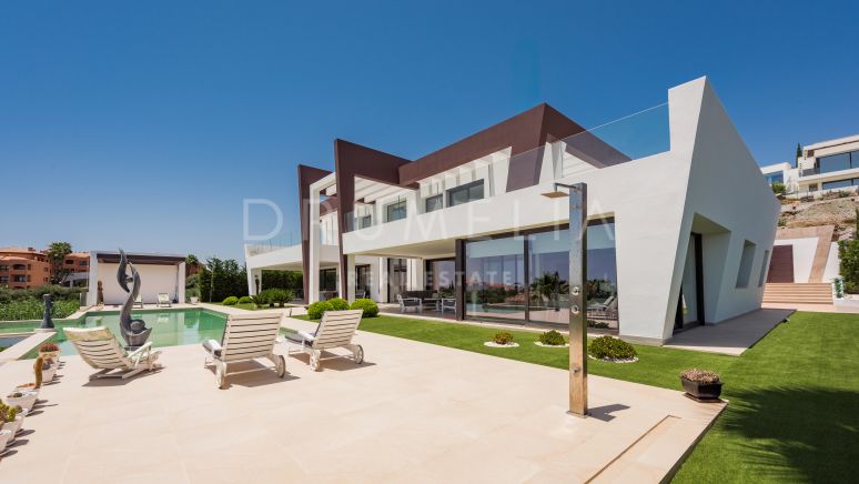 Espectacular casa moderna de lujo con características Avant-guard y vistas al mar en Los Flamingos, Benahavís