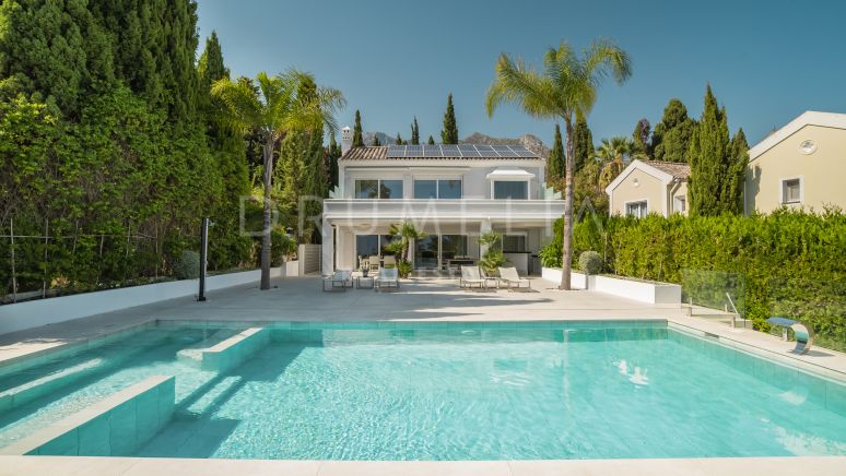 Bonita villa moderna reformada con impresionantes vistas al mar en Sierra Blanca Marbella