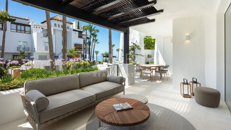Snygg modern lyxig lägenhet på bottenvåningen i Marina de Puente Romano, Marbellas Golden Mile