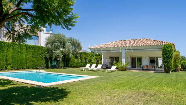 Charmante Luxusvilla im modernen andalusischen Stil in Altos de Puente Romano an der Goldenen Meile von Marbella