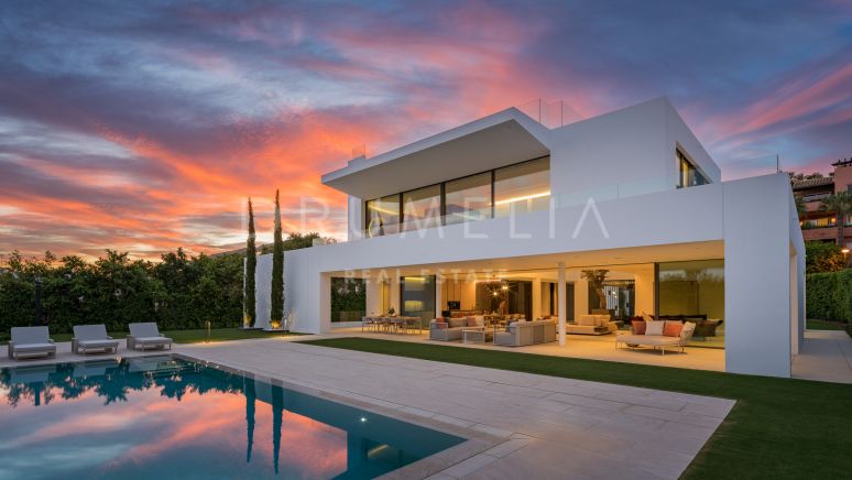 Toute nouvelle villa contemporaine haut de gamme avec vue sur la mer et les montagnes sur le Golden Mile de Marbella.