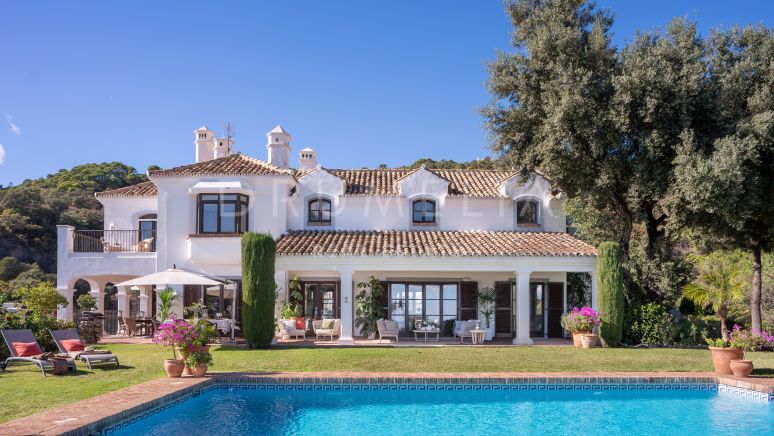 Elegant lyxvilla i klassisk andalusisk stil med havsutsikt i exklusiva El Madroñal, Benahavís