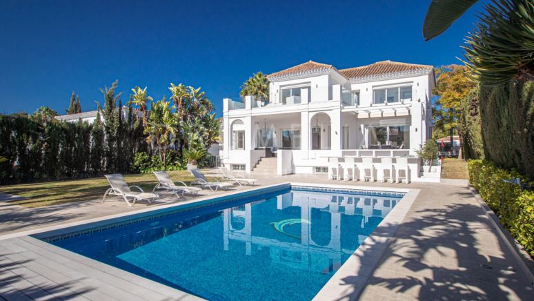 Beautifully renovated exquisite luxury villa with garden and pool in Nueva Andalucía, Marbella