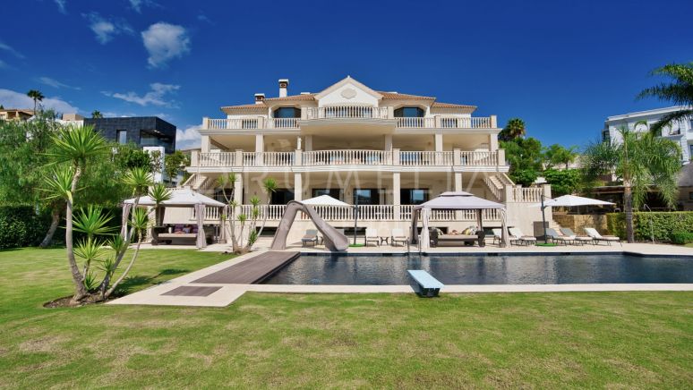Elegante casa familiar con vistas al golf en La Alquería, Benahavís