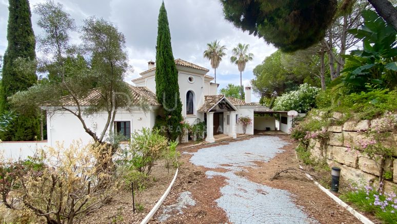 Charmig andalusisk villa med utsikt över havet och bergen för renoveringsprojekt, La Zagaleta, Benahavis