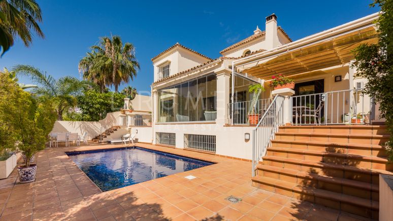 Belle villa de luxe de style méditerranéen au cœur de la vallée du golf de Nueva Andalucía, Marbella