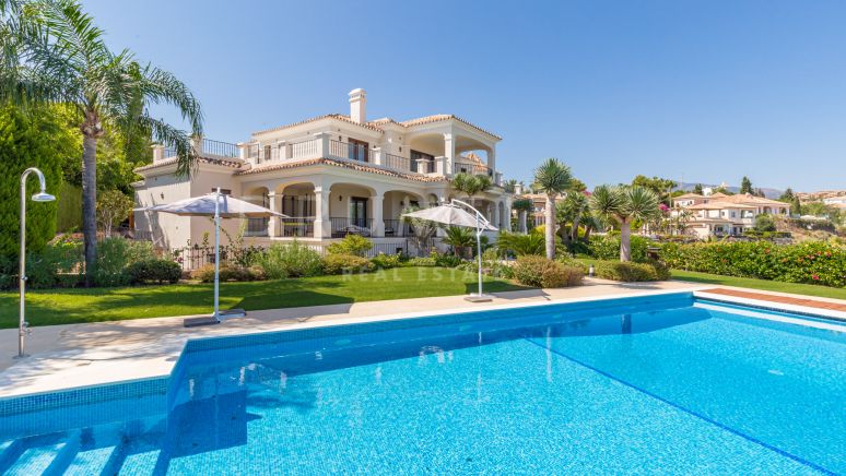 Magnifique villa de luxe rénovée avec vue panoramique spectaculaire à El Paraiso Alto, Benahavis