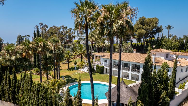 Elégante villa méditerranéenne de luxe dans le club exclusif Las Lomas del Marbella, Marbella Golden Mile.