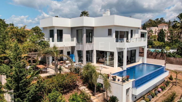 Atemberaubende Villa im zeitgenössischen Stil mit Panoramablick im schönen Elviria, Marbella Ost