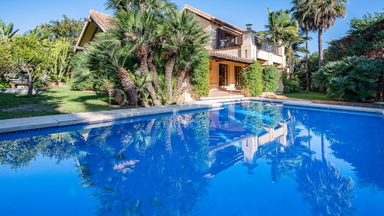Beachside charming classic luxury villa with garden and pool, Las Mimosas, Puerto Banus - Marbella