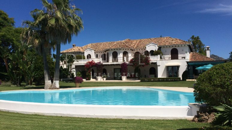 Beautiful classical-style frontline beach grand-villa with open sea views in El Paraiso, Estepona