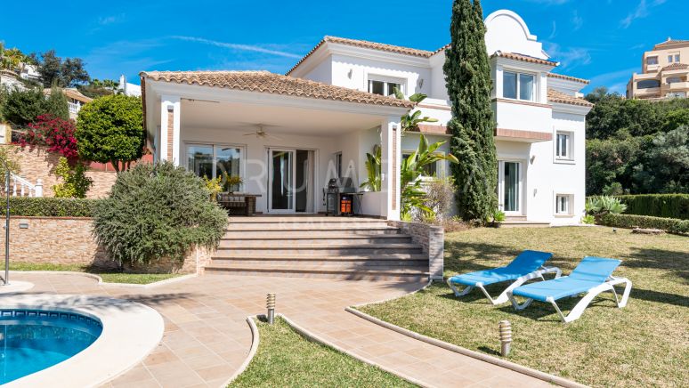 Elegante gezinsvilla in klassieke stijl met sereen uitzicht in het mooie Elviria, Marbella Oost