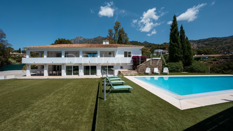 Elegante moderne Luxusvilla im minimalistischen Stil an der Goldenen Meile von Marbella