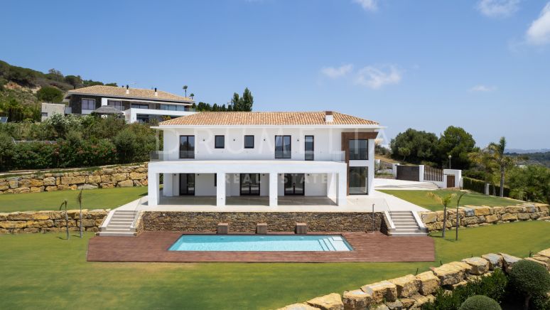 Elegante villa de lujo de estilo contemporáneo con vistas al mar en La Reserva de Sotogrande