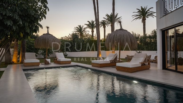 Elegant modern luxury villa with golf and mountain views in Nueva Andalucía, Marbella