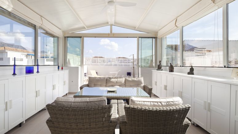 Luxe penthouse aan het strand met panoramisch uitzicht in Jardines del Puerto, Puerto Banus, Marbella