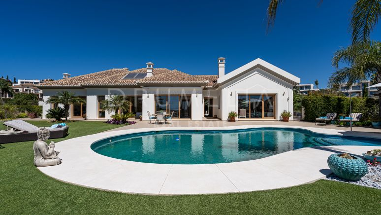 Charmante villa in Andalusische stijl met klassiek modern interieur en uitzicht op zee, Los Flamingos,Benahavis