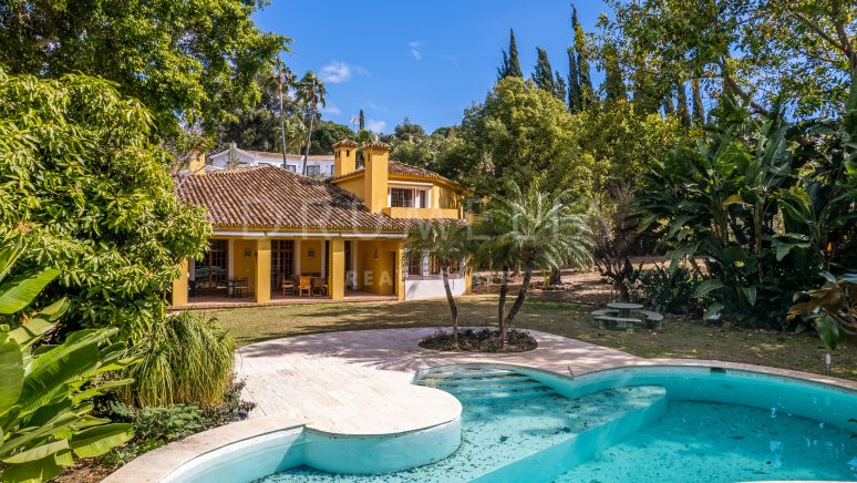 Vacker lyxvilla i andalusisk stil i El Paraiso, New Golden Mile, Estepona