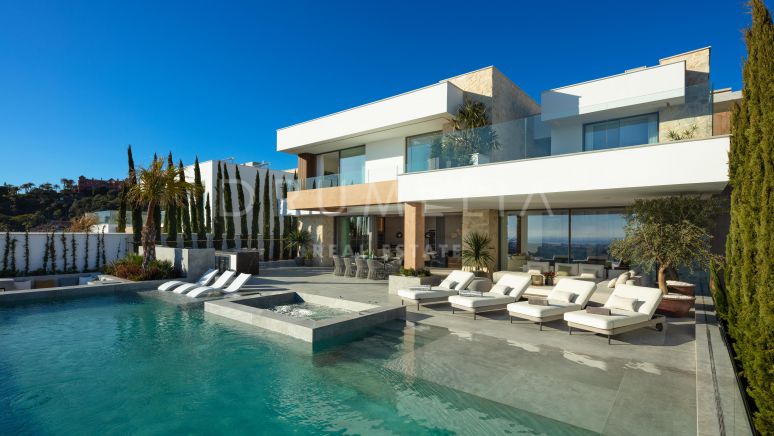 Prachtige luxe en moderne villa met prachtig uitzicht op zee in El Herrojo, Benahavís