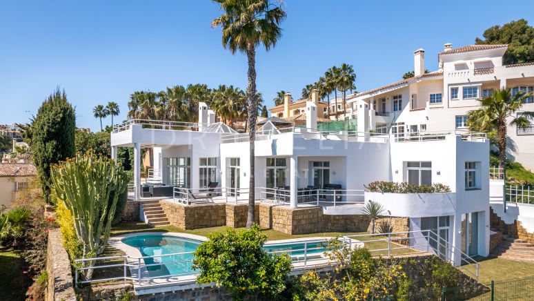 Villa de luxe moderne rénovée avec vue panoramique à El Herrojo, haut de gamme La Quinta, Benahavis