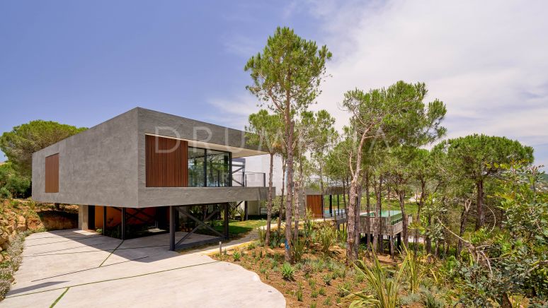Stunning modern luxury villa with panoramic views for sale in Almenara, Sotogrande
