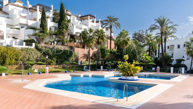 Vackert, nyrenoverat modernt radhus i Club Sierra, Golden Mile i Marbella