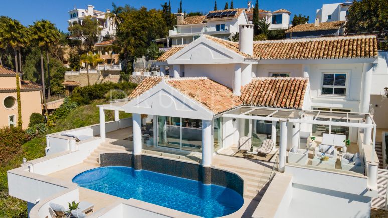 Elegante villa mediterránea con interior moderno y magníficas vistas en Nueva Andalucía, Marbella