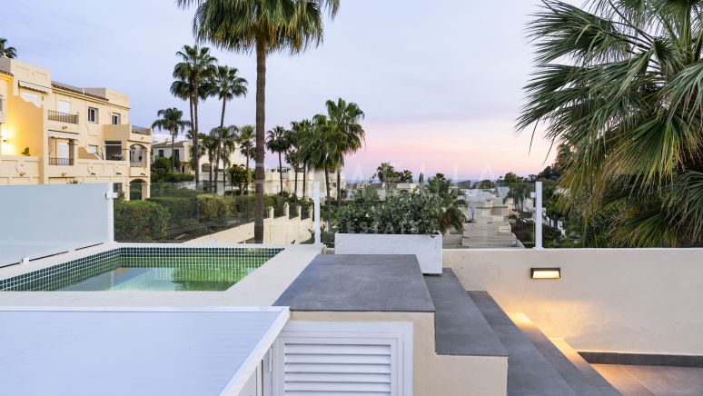 Gerenoveerd elegant en modern herenhuis met prachtig panoramisch uitzicht in La Quinta, Benahavís