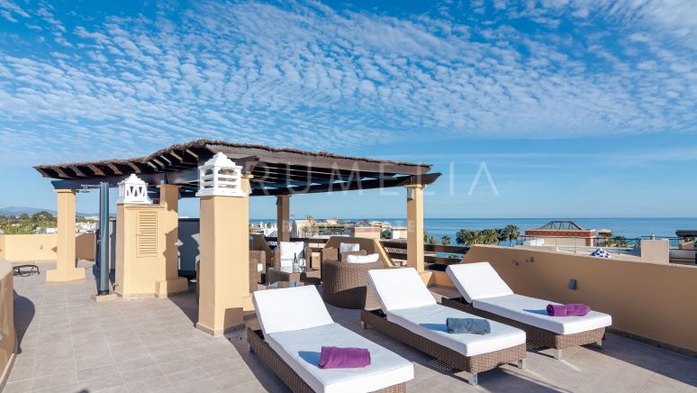 Modern lyxig takvåning vid stranden med havsutsikt och interiör i Hampton-stil i Costalita, Estepona