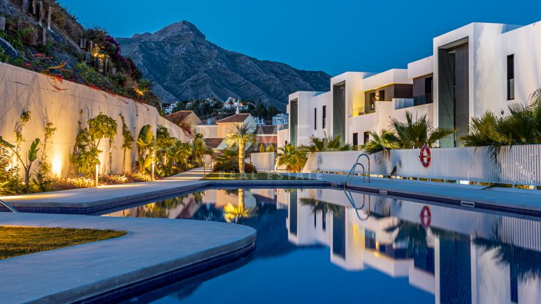 Snygg modern lyxig lägenhet med panoramautsikt över havet i Azahar de Marbella, Nueva Andalucia