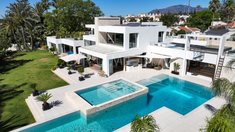 Villa de luxe moderne à El Paraiso, Estepona, avec de superbes équipements