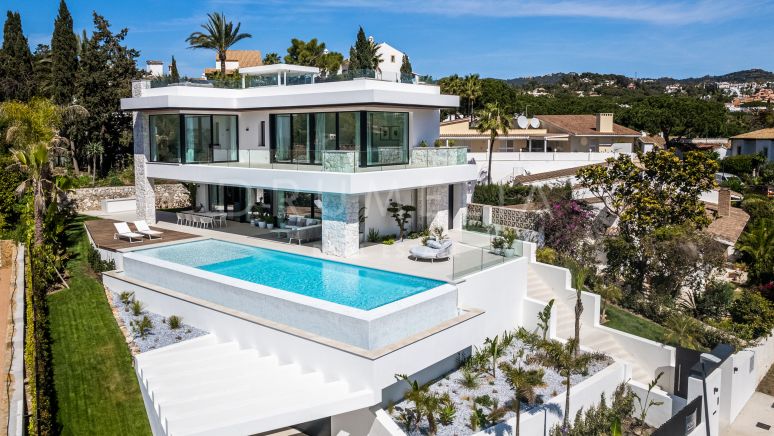 Spectaculaire moderne luxe villa met zeezicht te koop in Carib Playa, Marbella Oost.