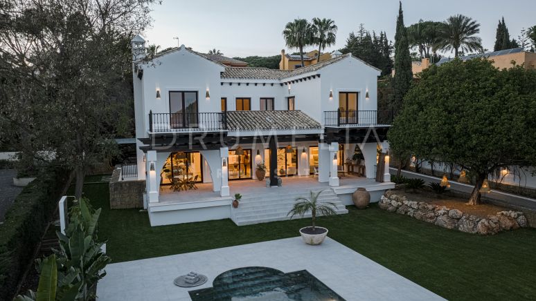 Villa de luxe magnifiquement rénovée avec intérieur chic à Hacienda Las Chapas, Marbella Est