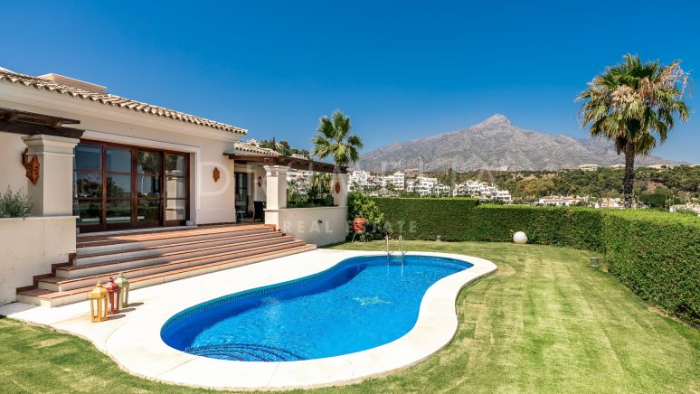 Magnífica villa de lujo de estilo andaluz en el corazón de Nueva Andalucía, Marbella