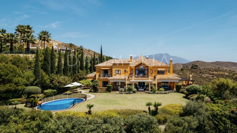 Потрясающая классическая гранд-вилла у гольф-поля на продажу в Marbella Club Golf Resort, Бенахавис