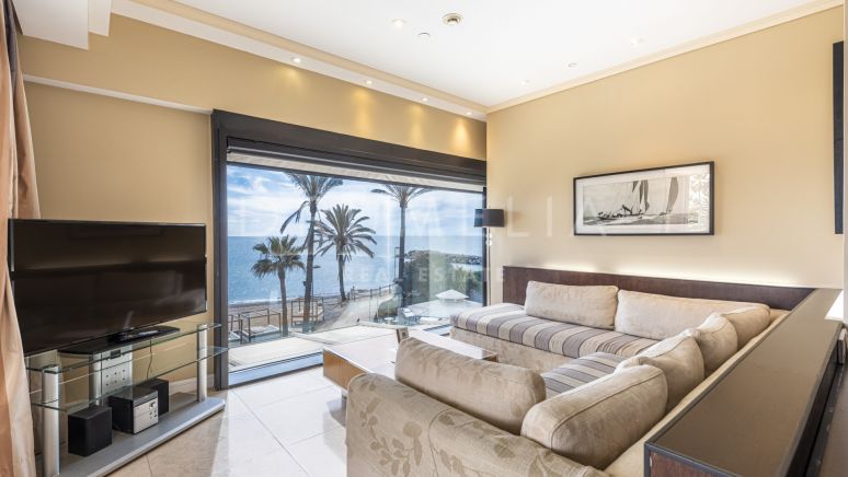 Элитная квартира на берегу с захватывающим дух видом на море в Guadalpin Banus, Марбелья.