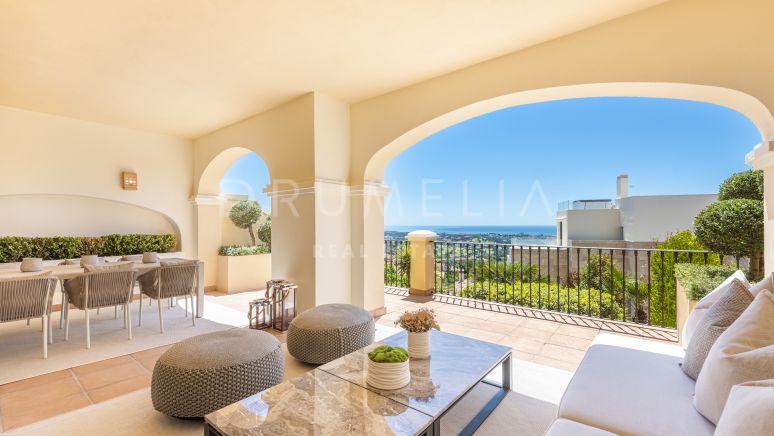 Beautiful luxury apartment with panoramic sea and mountain views, Buenavista de la Quinta, Benahavis