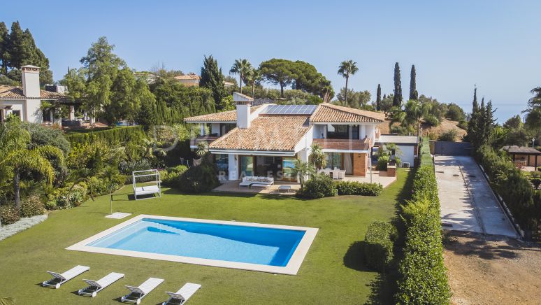 Lyxvilla i modern klassisk stil med panoramautsikt över havet i Hacienda las Chapas, Marbella Öst