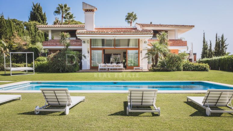 Villa de luxe de style classique moderne avec vue panoramique sur la mer à Hacienda las Chapas, Marbella Est.