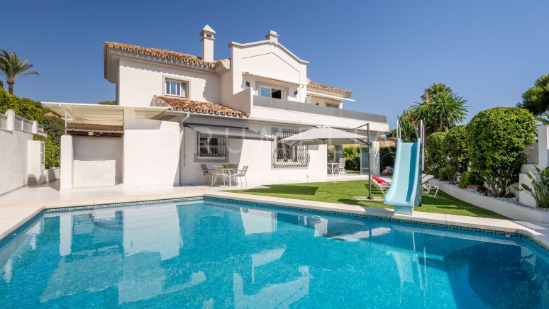 Gerenoveerde luxe villa aan het strand met panoramisch uitzicht in het prestigieuze Los Monteros Playa, Marbella Oost