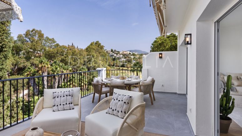 En primera línea de golf moderna y elegante casa adosada con ambiente boho, vistas a la montaña y al golf, La Quinta,Benahavis